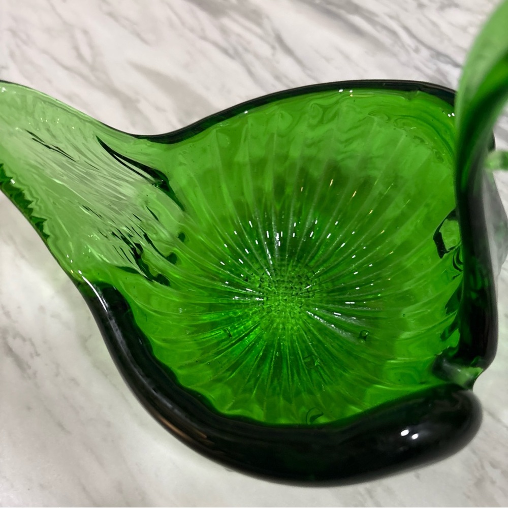 Elegant Green Glass Swan Figurine - Picture 4 of 13